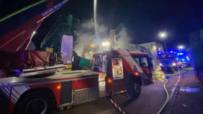 V Mariborskem podjetju za predelavo odpadkov izbruhnil požar: pri gašenju se je poškodoval eden od gasilcev (foto: Mestna občina Maribor)