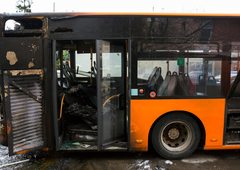 Na dolenjski avtocesti zagorel avtobus: ogenj se je z motorja razširil na celotno vozilo