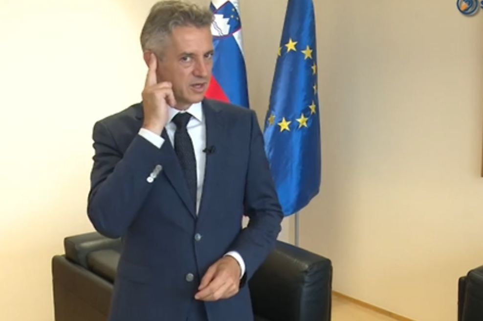 Robert Golob se je gluhim ob njihovem največjem prazniku poklonil na prav poseben način (foto: Instagram/Robert Golob)