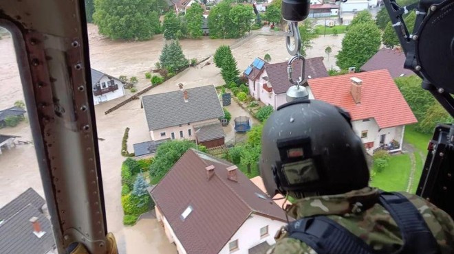 Zares prevarani? Ali zgolj naivni in neprevidni? Številni Slovenci po poplavah besni na zavarovalnice (foto: Slovenska vojska)