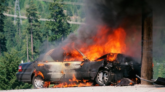Preberite, lahko vam reši življenje: gasilci svetujejo, kaj storiti, ko na cesti zagori vozilo (foto: Profimedia)