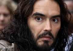 16-letna žrtev spolne zlorabe razkrila podrobnosti razmerja s Russellom Brandom (VIDEO)