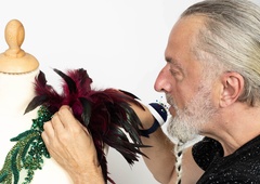 Ekstravagantni modni oblikovalec združil moči z najboljšimi krojači v Sloveniji, svojo prvo kolekcijo bo predstavil ...