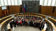 Slovenski parlament po domače: kdo odloča, kako glasujemo in zakaj je tvoj glas pomemben