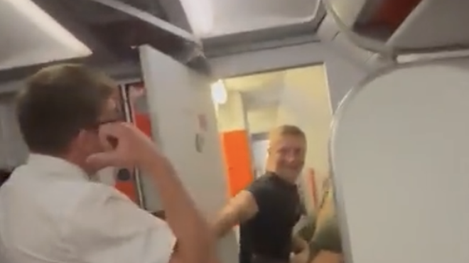 Vroča akcija na EasyJetovem letalu: nista se zmenila za pritožbe potnikov, ko pa je stevard odprl vrata ... (VIDEO) (foto: Twitter, posnetek zaslona)