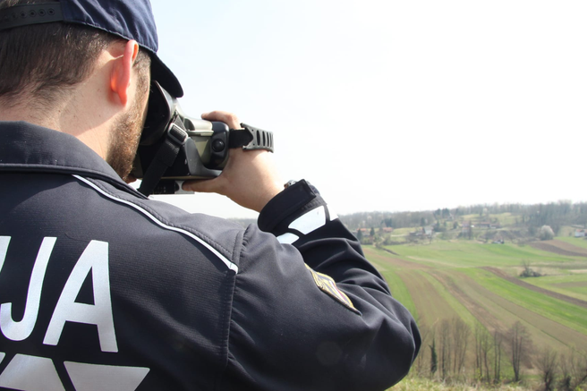 Po Dolenjski tihotapil Afganistance: ko so ga zasačili policisti, je pobegnil