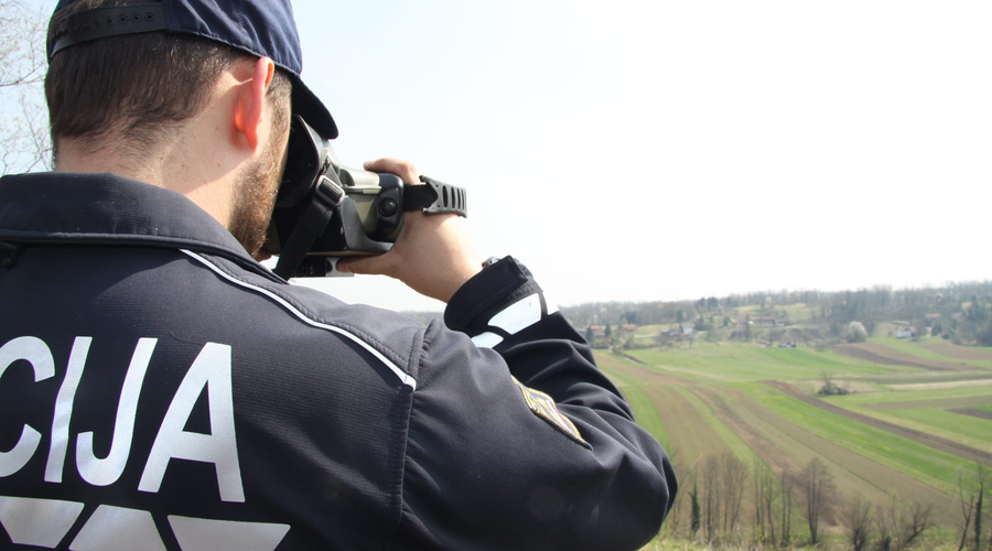 FOTO: Kako se dolenjski policisti spopadajo z nezakonitimi migracijami? Letos so obravnavali že 32.500 tujcev (foto: PU Novo mesto)