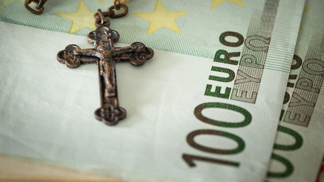 Nov zakon o verski svobodi: verski uslužbenci bodo po novem prejemali občutno manj državnega denarja
