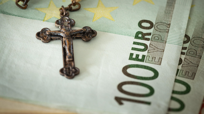 Nov zakon o verski svobodi: verski uslužbenci bodo po novem prejemali občutno manj državnega denarja (foto: Profimedia)