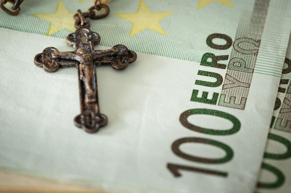 Nov zakon o verski svobodi: verski uslužbenci bodo po novem prejemali občutno manj državnega denarja (foto: Profimedia)