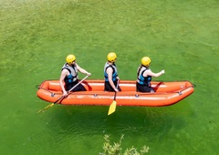 Znane šokantne podrobnosti smrtne nesreče med raftanjem na reki Soči (ponesrečenca so dolgo oživljali, a bilo je že prepozno)