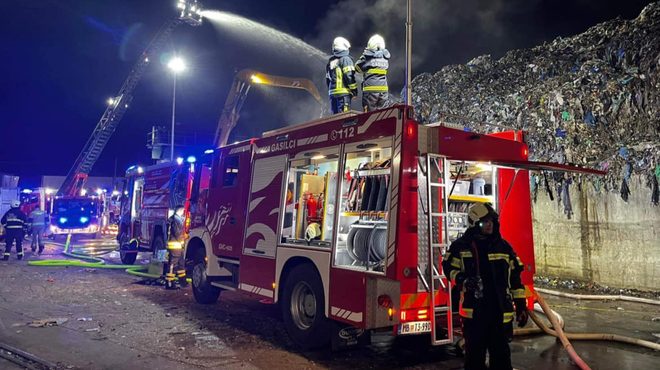 V mariborskem podjetju, kjer hranijo večje količine odpadkov, v sredo zvečer izbruhnil požar (foto: PGD Maribor Pobrežje)