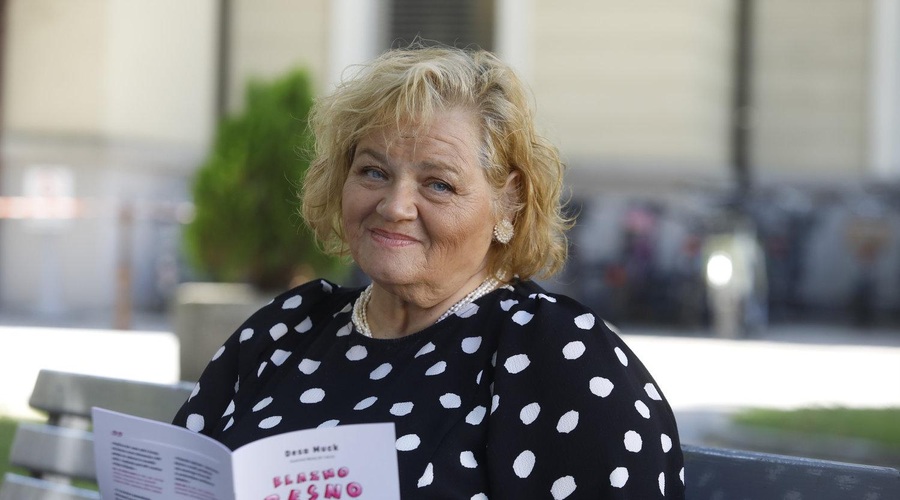 Priljubljena avtorica Desa Muck o nadzorovanju slabih navad: "Čisto vsako jutro ob kavi najprej pomislim na cigareto, a je ne prižgem!" (foto: Miha Fras)