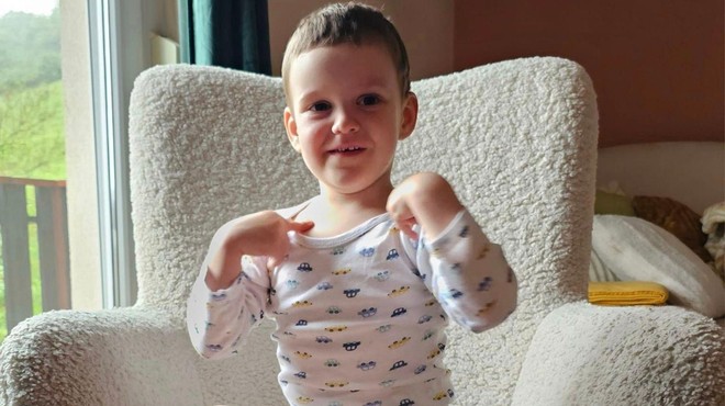 Triletni Leo zbolel za redko boleznijo, za katero ni zdravila: starša prosita za finančno pomoč (foto: Facebook/Luka Brecelj)