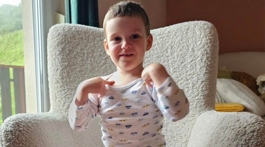 Triletni Leo zbolel za redko boleznijo, za katero ni zdravila: starša prosita za finančno pomoč (foto: Facebook/Luka Brecelj)