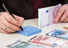 Julija povprečna plača nižja kot mesec prej, kaj je razlog?