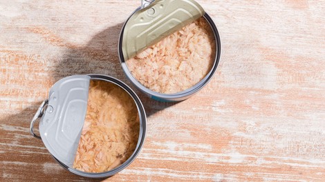 Besede nutricionistke, ki odmevajo: pozor pri konzervirani tunini, treba je vedeti, kaj pravzaprav vsebuje (in katero izbrati)