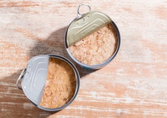 Besede nutricionistke, ki odmevajo: pozor pri konzervirani tunini, treba je vedeti, kaj pravzaprav vsebuje (in katero izbrati)