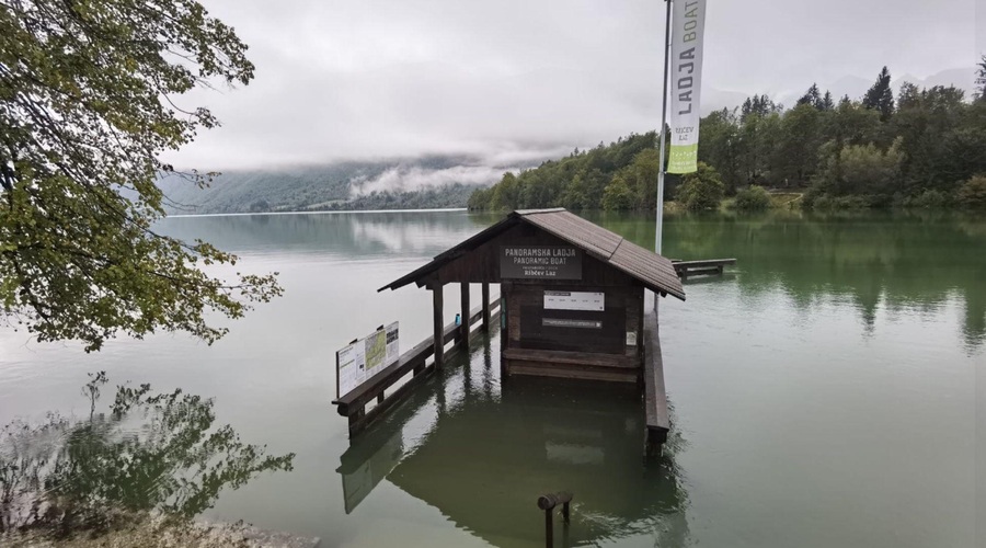 Vreme je spet pokazalo zobe: tokrat pod vodo Bohinj (FOTO) (foto: Facebook/posnetek zaslona/Neurje.si)