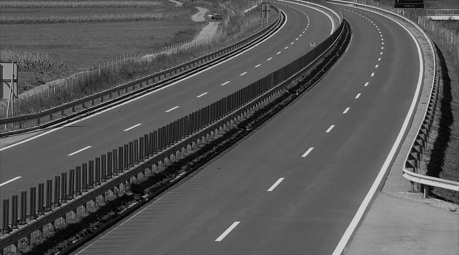 Ob hitri cesti na ograji našli iznakaženo truplo (podrobnosti grozljivega umora tik za slovensko mejo) (foto: Srdjan Zivulovic/Bobo)