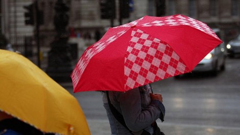Pripravite dežnike: v tem delu Slovenije napovedane krajevne plohe