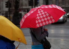 Pripravite dežnike: v tem delu Slovenije napovedane krajevne plohe