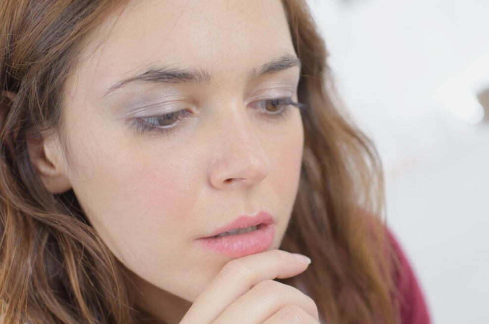 Imate neredne menstruacije? Se spopadate s povečano poraščenostjo in aknami? Lahko gre za simptome nevarnega obolenja (foto: Profimedia)