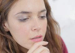 Imate neredne menstruacije? Se spopadate s povečano poraščenostjo in aknami? Lahko gre za simptome nevarnega obolenja