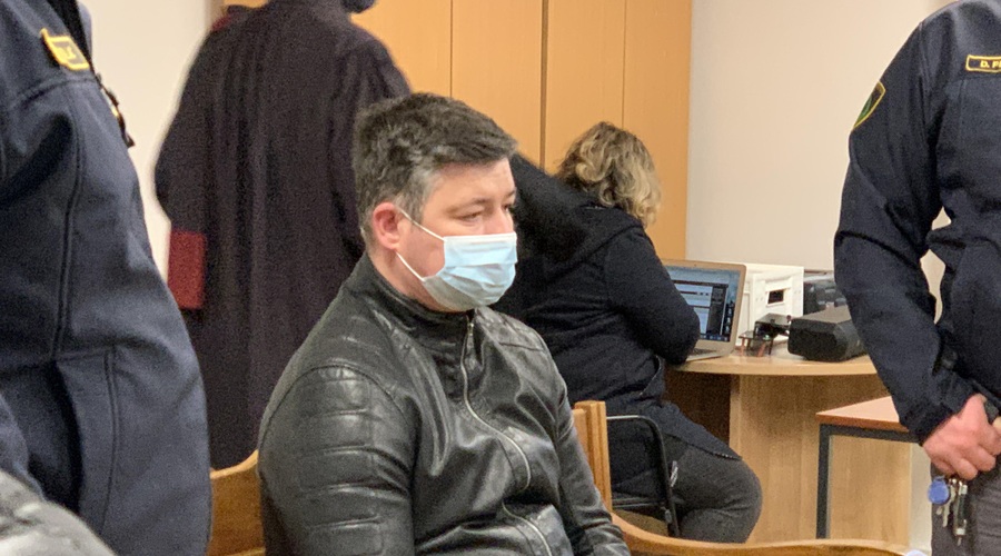 Trojnega morilca v Gerečji vasi toži 7-letni sin: "Ati ima črn srček, nimam ga več rad" (foto: Bobo)