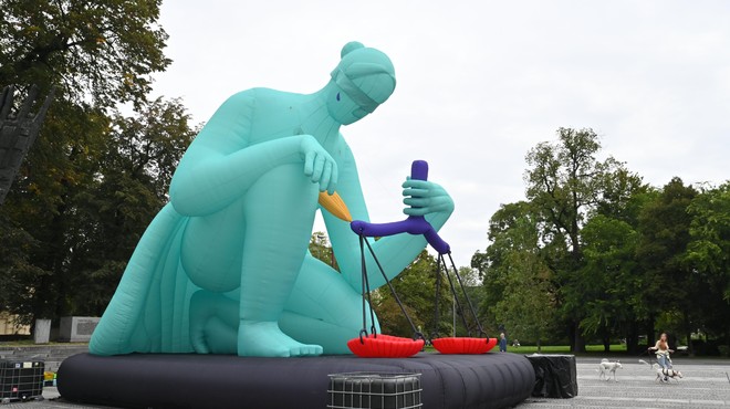 Sredi Ljubljane se razprostira ogromen balon ... Le kaj predstavlja? (foto: Žiga Živulović j.r./Bobo)