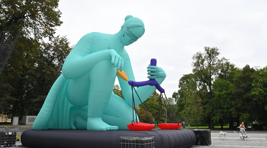 Sredi Ljubljane se razprostira ogromen balon ... Le kaj predstavlja? (foto: Žiga Živulović j.r./Bobo)