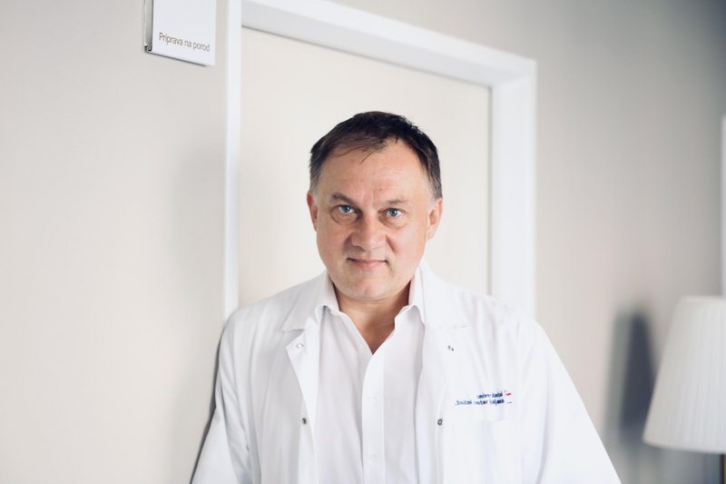 Predstojnik KO za perinatalogijo, dr. Gorazd Kavšek.