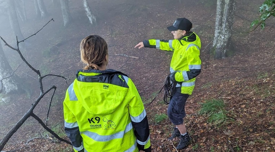 Odvija se prava drama, belgijski ovčar Ali ujet pod pečinami (FOTO) (foto: K9 iskanje pogrešanih - Slovenija)