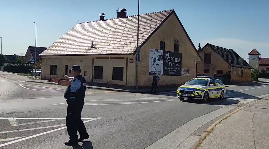 Drama na Ptuju: moški večkrat streljal z balkona, meril je tudi proti policistom, ki so obkolili hišo (foto: Ptujinfo.com/posnetek zaslona)
