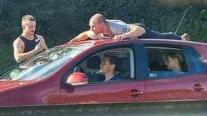 FOTO: Neverjeten prizor na ljubljanski obvoznici – moški se vozi na strehi avtomobila (vse za Instagram?) (foto: Facebook/V živo s slovenskih cest/Barry Bar)