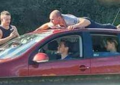 FOTO: Neverjeten prizor na ljubljanski obvoznici – moški se vozi na strehi avtomobila (vse za Instagram?)
