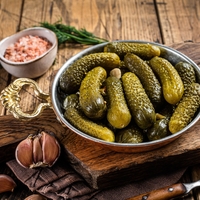 Ste videli to?! Čedalje več ljudi v zamrzovalnik daje kisle kumare, za tem pa se skriva razlog, na katerega verjetno ne bi pomislili