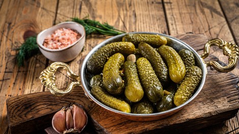 Ste videli to?! Čedalje več ljudi v zamrzovalnik daje kisle kumare, za tem pa se skriva razlog, na katerega verjetno ne bi pomislili