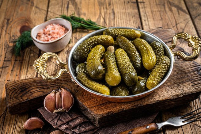 Ste videli to?! Čedalje več ljudi v zamrzovalnik daje kisle kumare, za tem pa se skriva razlog, na katerega verjetno ne bi pomislili