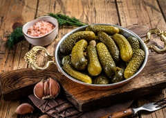 Ste videli to?! Čedalje več ljudi v zamrzovalnik daje kisle kumare, za tem pa se skriva razlog, na katerega verjetno ne bi pomislili