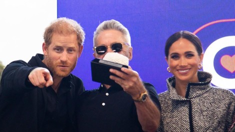 Neroden pripetljaj: tako se je Meghan Markle na dobrodelnem dogodku osmešila (VIDEO)