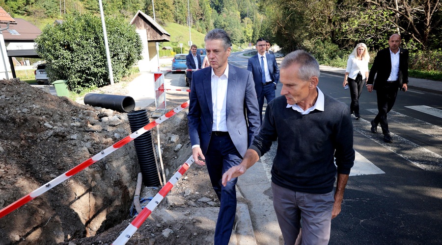 Robert Golob: "Vseh 222 družin bomo klicali na individualne pogovore o tem, kako do novega doma" (foto: Twitter/vladaRS)