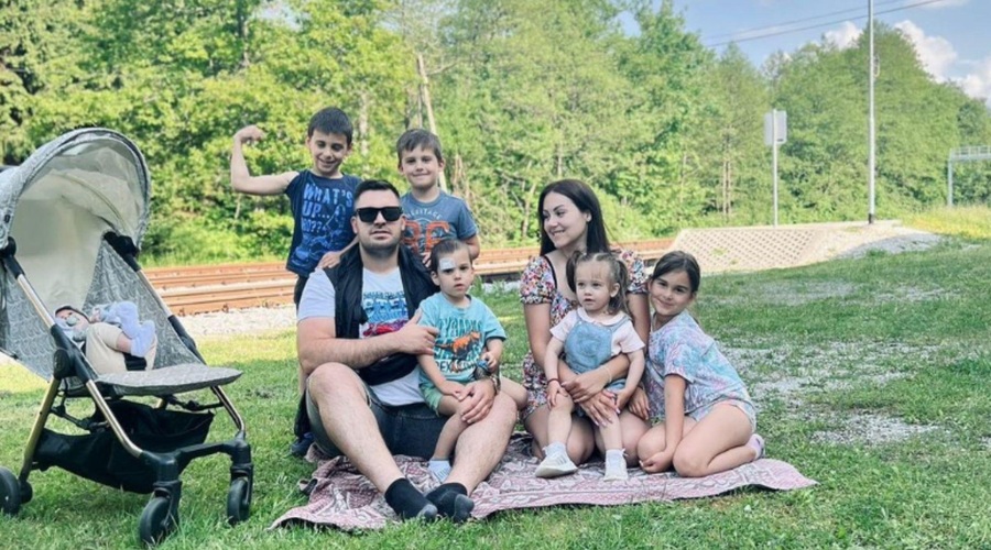 Spoznajte slovensko supermamico s 6 otroki: razkriva, kako jima z možem uspeva (foto: Instagram/my.biig.family)