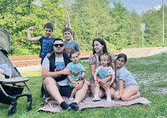 Spoznajte slovensko supermamico s 6 otroki: razkriva, kako jima z možem uspeva