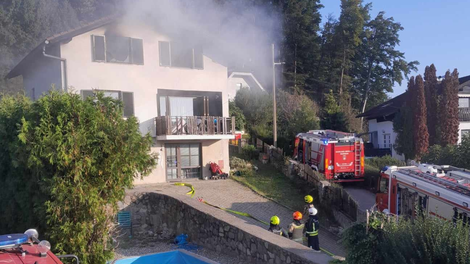 V Zgornjem Dupleku zagorela stanovanjska hiša: dve osebi so odpeljali v bolnišnico
