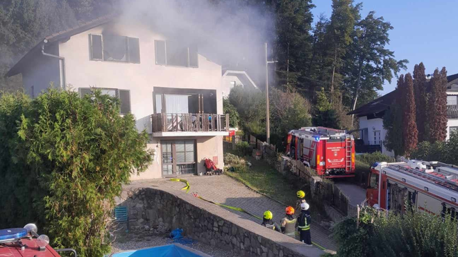 V Zgornjem Dupleku zagorela stanovanjska hiša: dve osebi so odpeljali v bolnišnico (foto: Facebook/Gasilci Dvorjane)