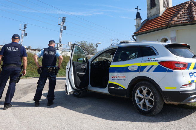 Policija Golobu: "Ni vam mar za prihodnost Slovenije in za varnost državljanov"