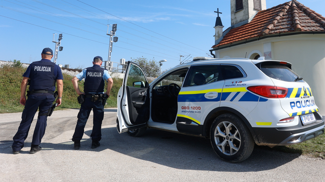 Že od jutra poostren nadzor na meji s Hrvaško: kaj je razlog za povečano prisotnost policije? (foto: Bobo)