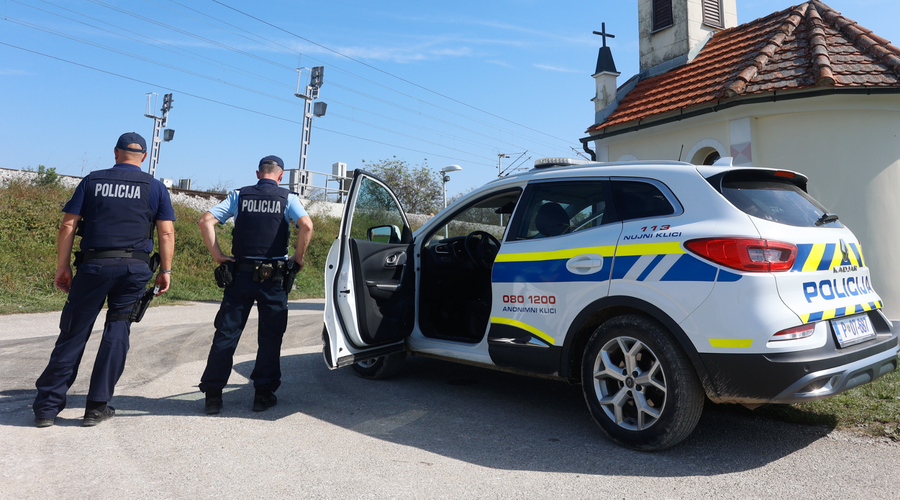 Že od jutra poostren nadzor na meji s Hrvaško: kaj je razlog za povečano prisotnost policije? (foto: Bobo)