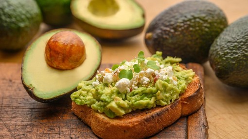 Imate radi avokado in je pogosto na vašem jedilniku? Dobro je vedeti, kaj se pravzaprav dogaja z vašim telesom (morda vas to preseneti)